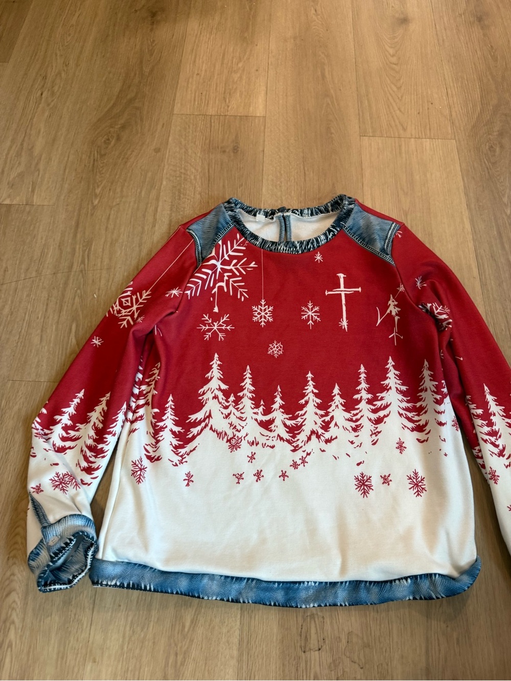 Red and Cream Holiday Forest Print Women's Sweater size small